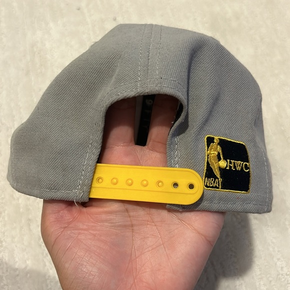 New Era Flat Brim 9FIFTY Los Angeles Lakers NBA Black Grey Yellow Snapback Cap - Picture 6 of 7